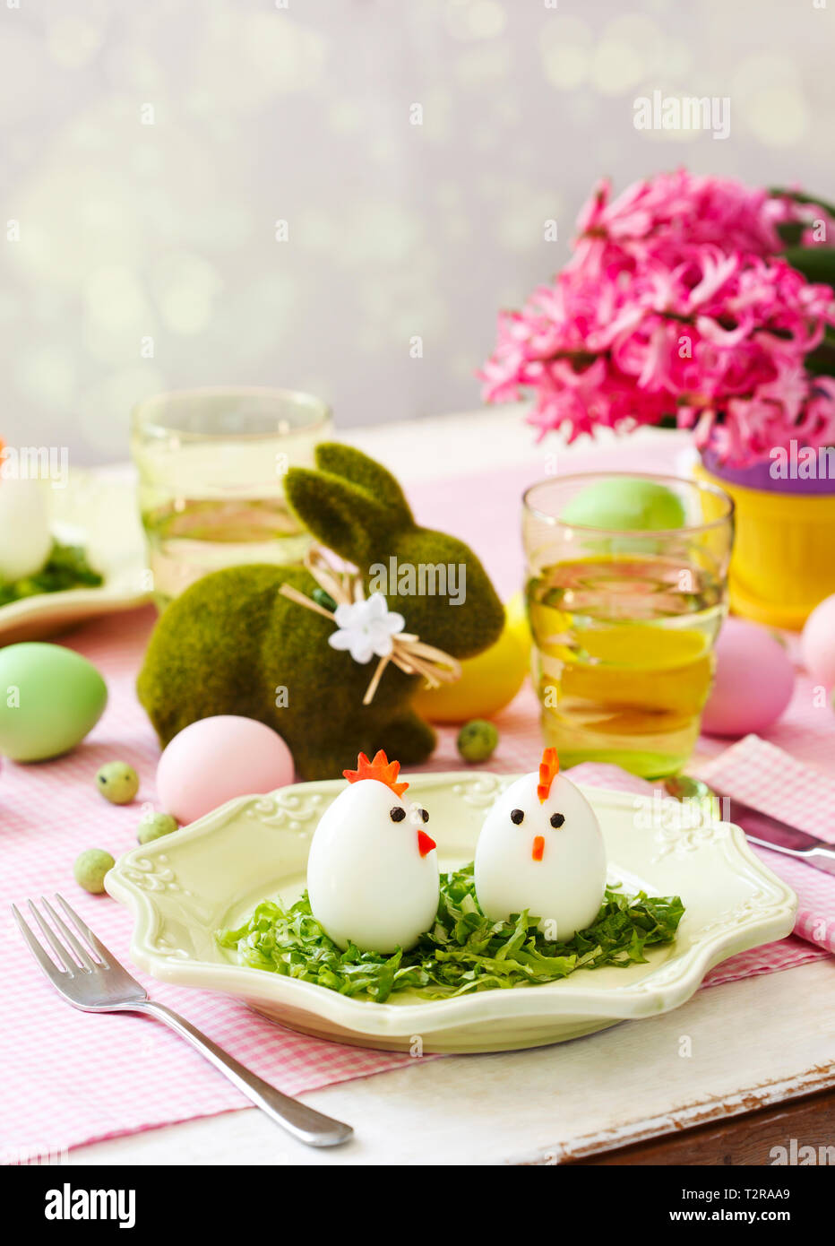 Lustige Hühner aus Eier auf den Ostertisch. Ostern Tabelle einstellen Stockfoto