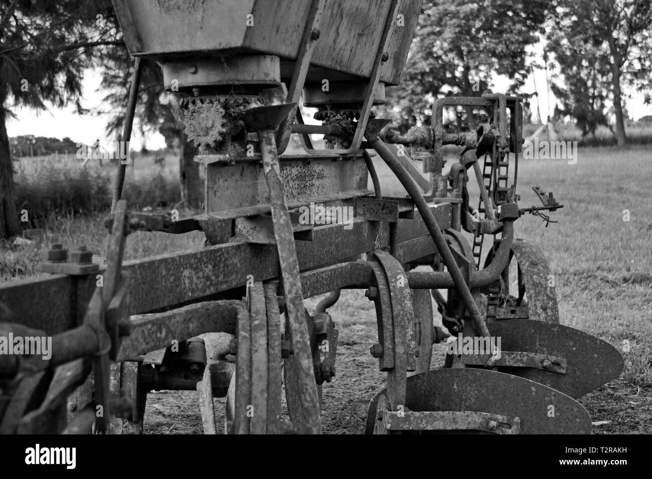 Alte und rostige Maschine Pflug in einer Farm von La Plata, Buenos Aires, Argentinien Stockfoto