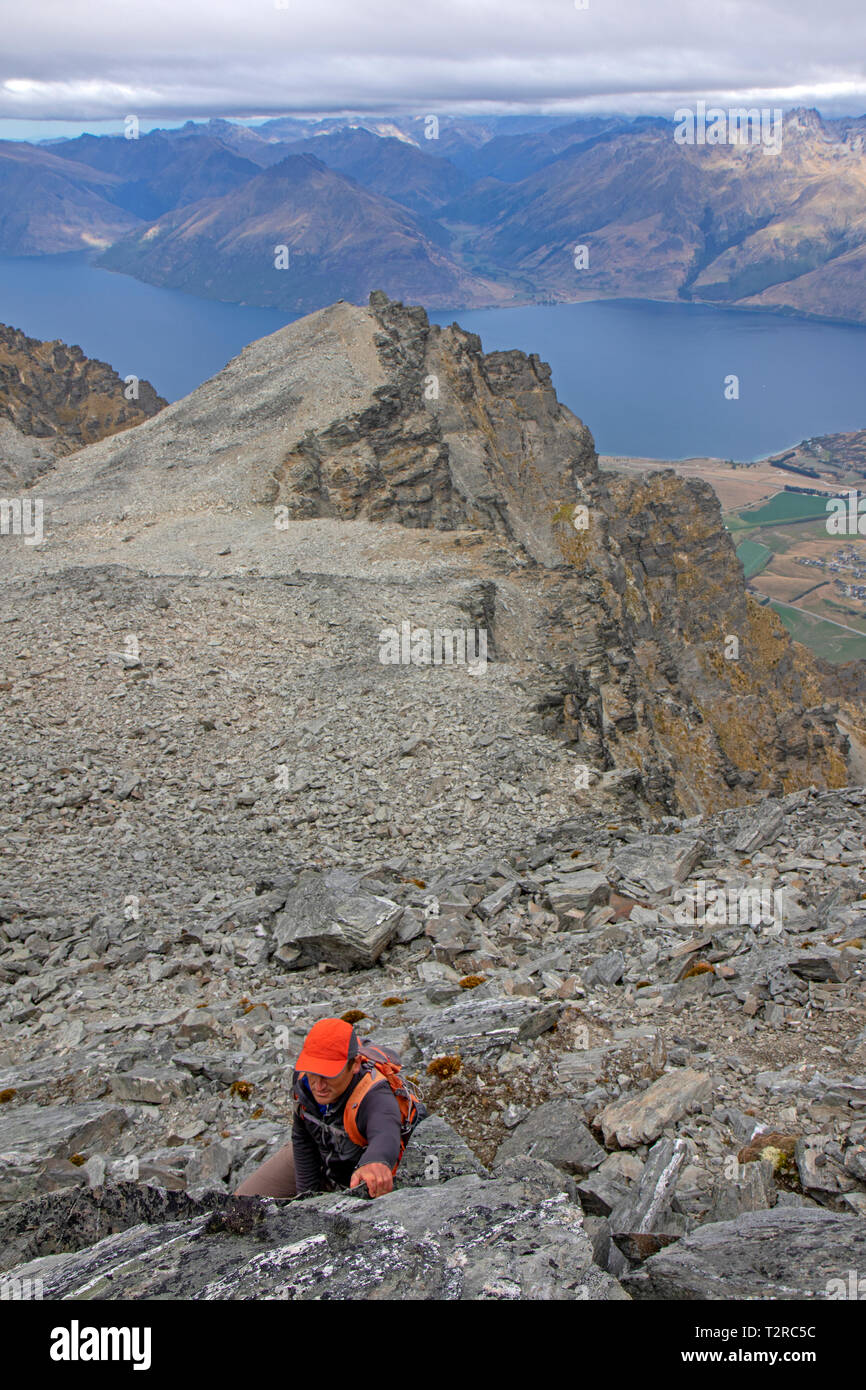 Man kriechen auf dem Queen's Drive auf die Remarkables über Queenstown. Stockfoto