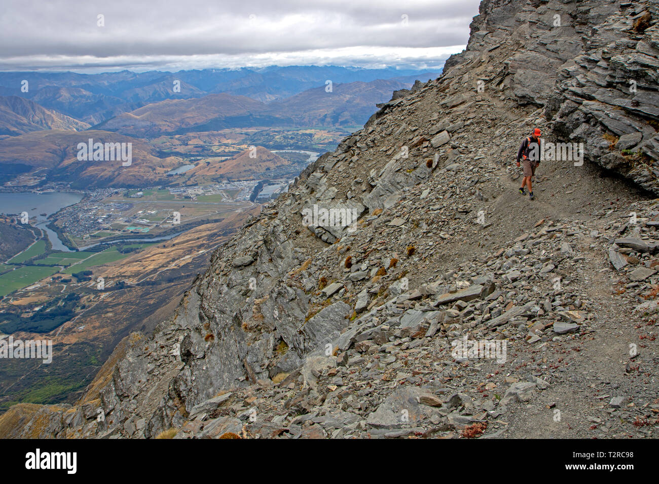 Wanderer auf die Remarkables, hoch über Queenstown. Stockfoto