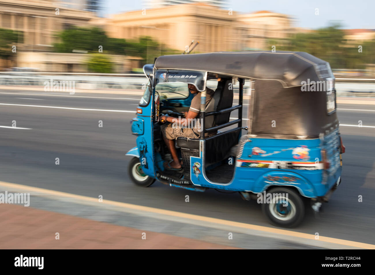 COLOMBO, Sri Lanka - Februar 19, 2019: ein Motorrad Tuk Tuk mit Passagieren, verschwommen Geschwindigkeit Bewegung in Colombo, Sri Lanka. Stockfoto