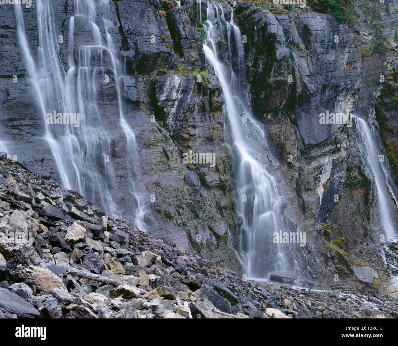 Kanada, British Columbia, Yoho National Park, sieben Schleier Wasserfall hinunter über Sedimentären Schichten; in der Nähe von Lake O'Hara. Stockfoto