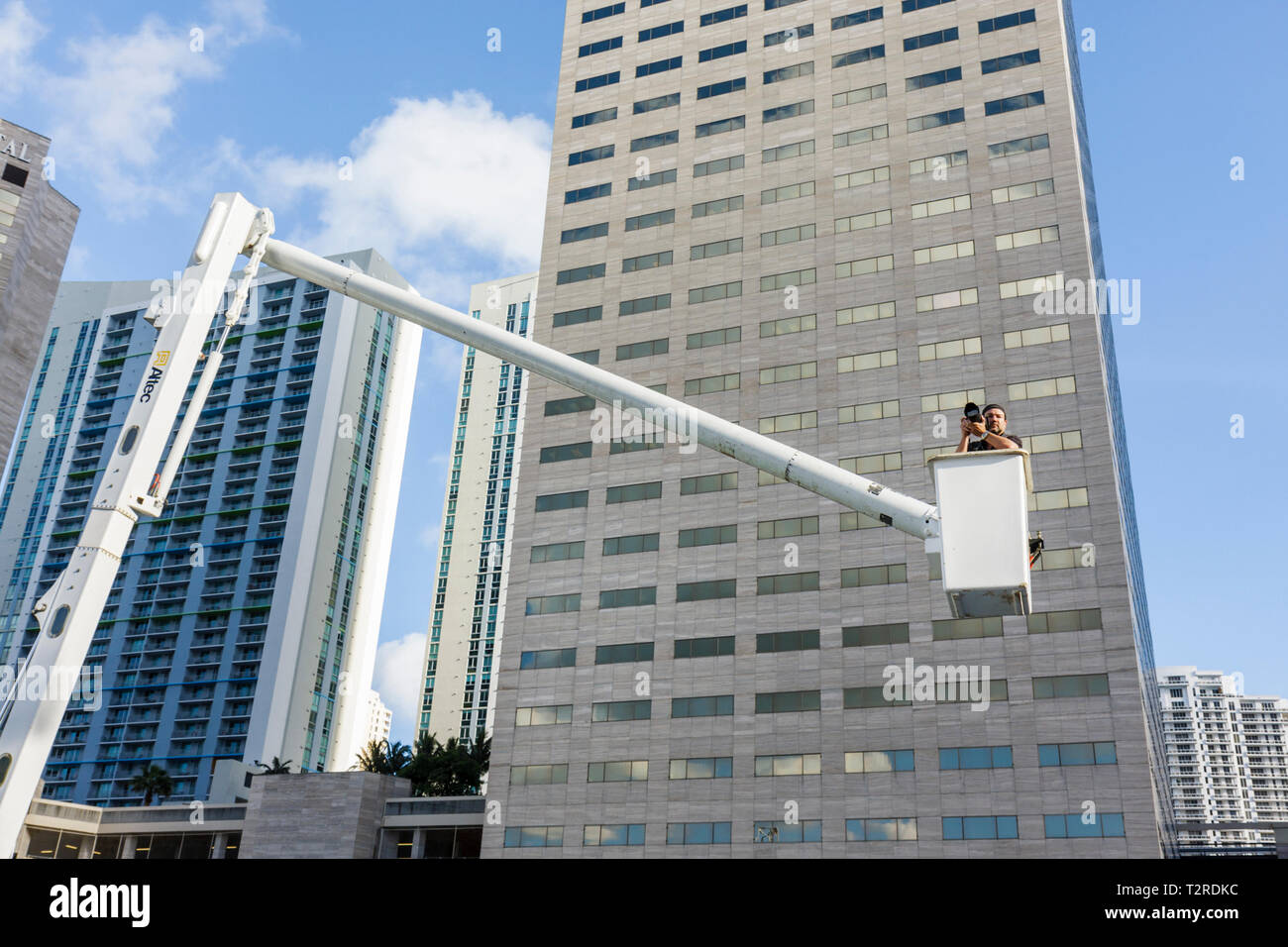 Miami Florida, Biscayne Boulevard, Bürogebäude, Kirschpflücker, Auslegerlift, Korbkran, Fotograf, Männer männlich, Perspektive, Blick nach unten, FL090430025 Stockfoto
