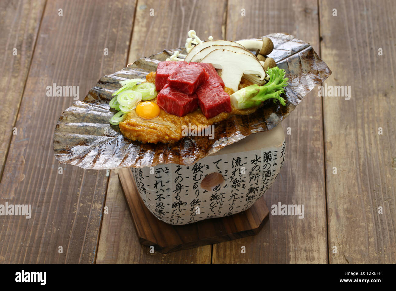 Holzkohle gegrillten Hida Rindfleisch auf Hoba miso Japanische Takayama lokale Gericht Stockfoto