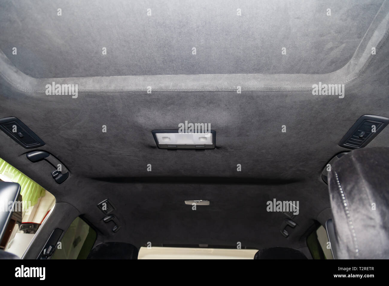 Die Decke der SUV-Auto mit Schiebedach durch graue weiche Material in der  Werkstatt für Tuning und Styling der Innenraum der Fahrzeuge mit  Schiebedach gezogen Stockfotografie - Alamy