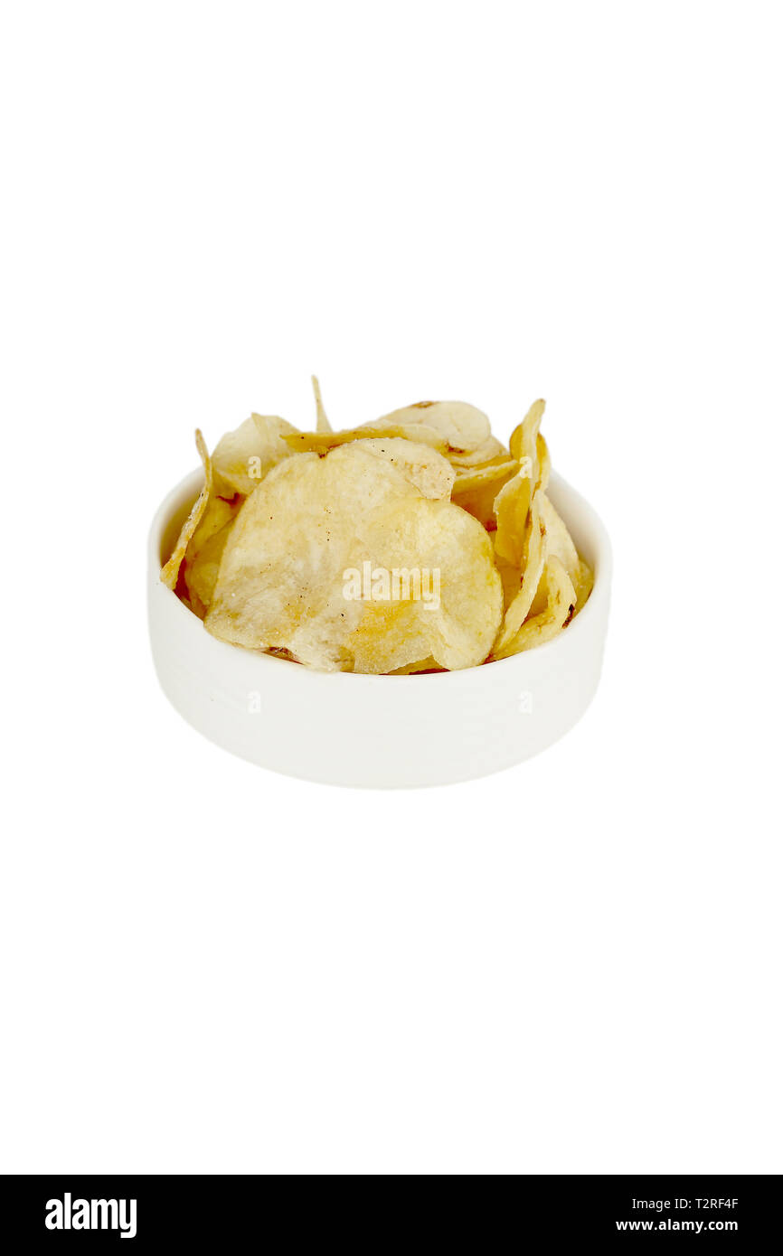 Bild von Kartoffelchips in die weiße Schüssel für navratri Festival. Auf den weißen Hintergrund isoliert. Stockfoto