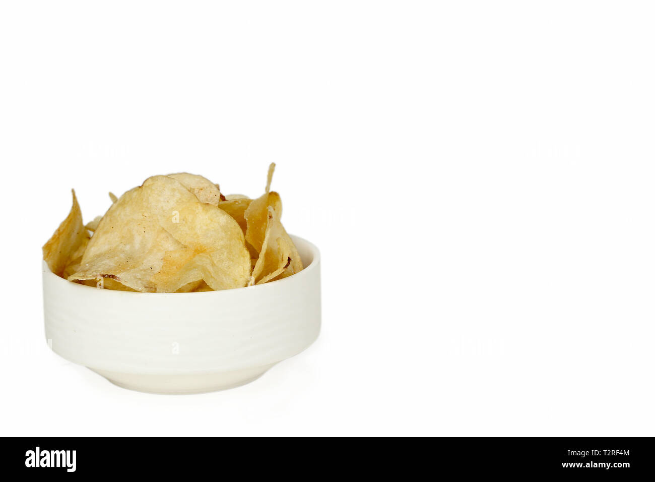 Portrait von Kartoffelchips in die weiße Schüssel für navratri Festival. Auf den weißen Hintergrund isoliert. Stockfoto