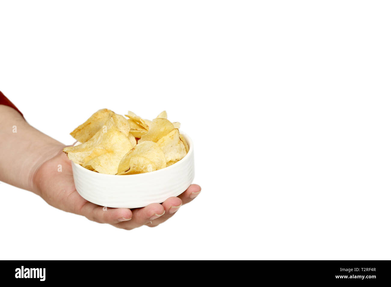 Bild des Menschen Hand Kartoffelchips in der Schüssel. Auf den weißen Hintergrund isoliert. Stockfoto