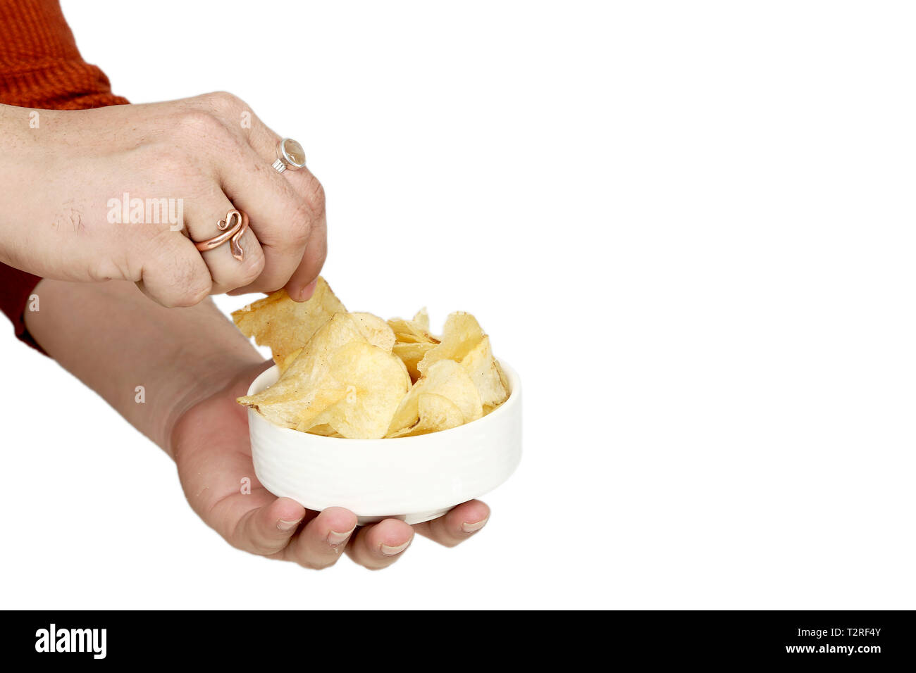 Porträt des Menschen Hand Kartoffelchips in der Schüssel. Auf den weißen Hintergrund isoliert. Stockfoto