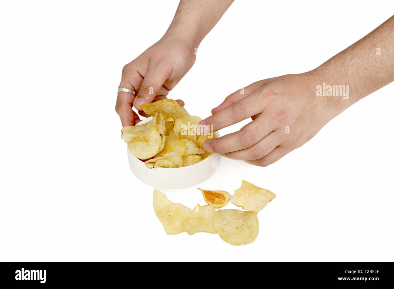 Bild des Menschen Hand ist die Kommissionierung Chips. Auf den weißen Hintergrund isoliert. Stockfoto