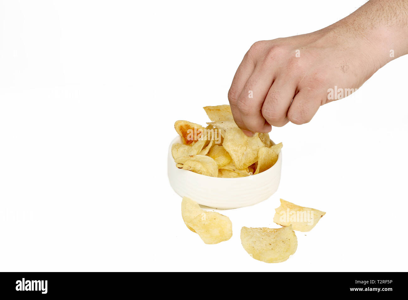 Porträt des Menschen Hand ist die Kommissionierung Chips. Auf den weißen Hintergrund isoliert. Stockfoto