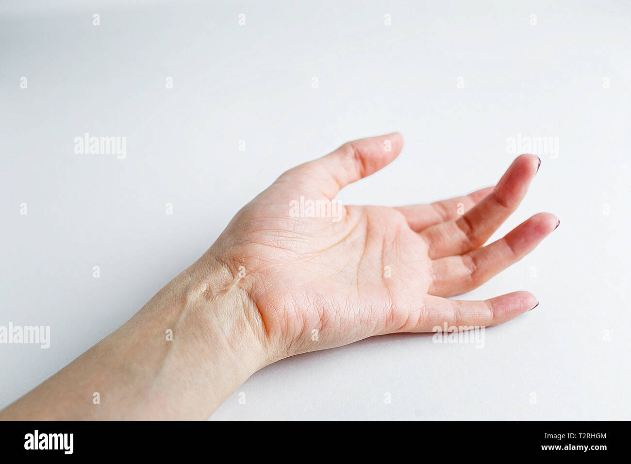 Weibliche hand mit einer Narbe auf weißem Hintergrund. alte Narbe am Handgelenk. Schöne weibliche Hand mit einer Narbe in einen herausragenden Platz ein. Stockfoto