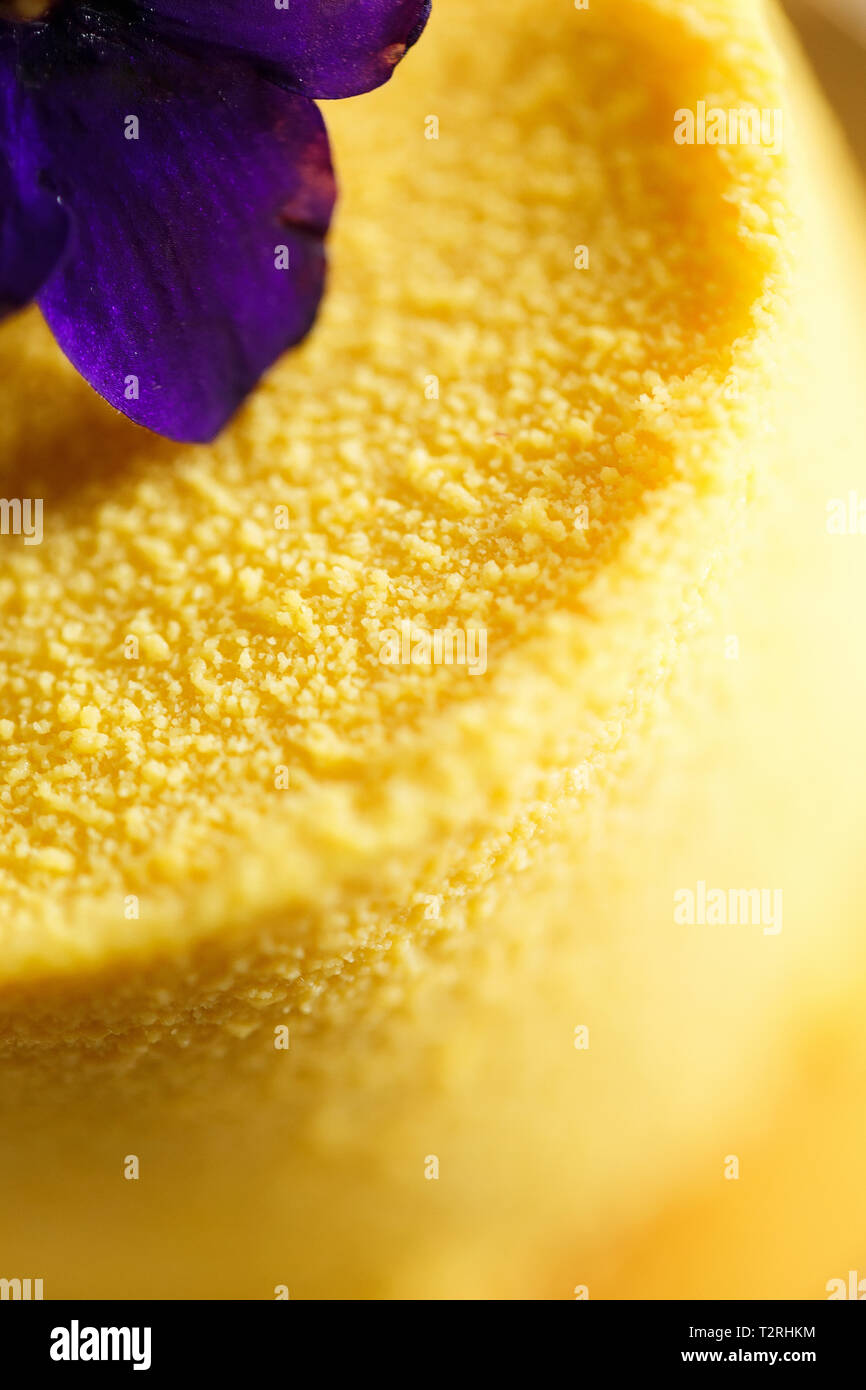 Köstliche Dessert mit Geschmack von Mango, mit violett eingerichtet Schuß schließen schließen. Dessert auf eine weiße Untertasse in einem Restaurant Stockfoto