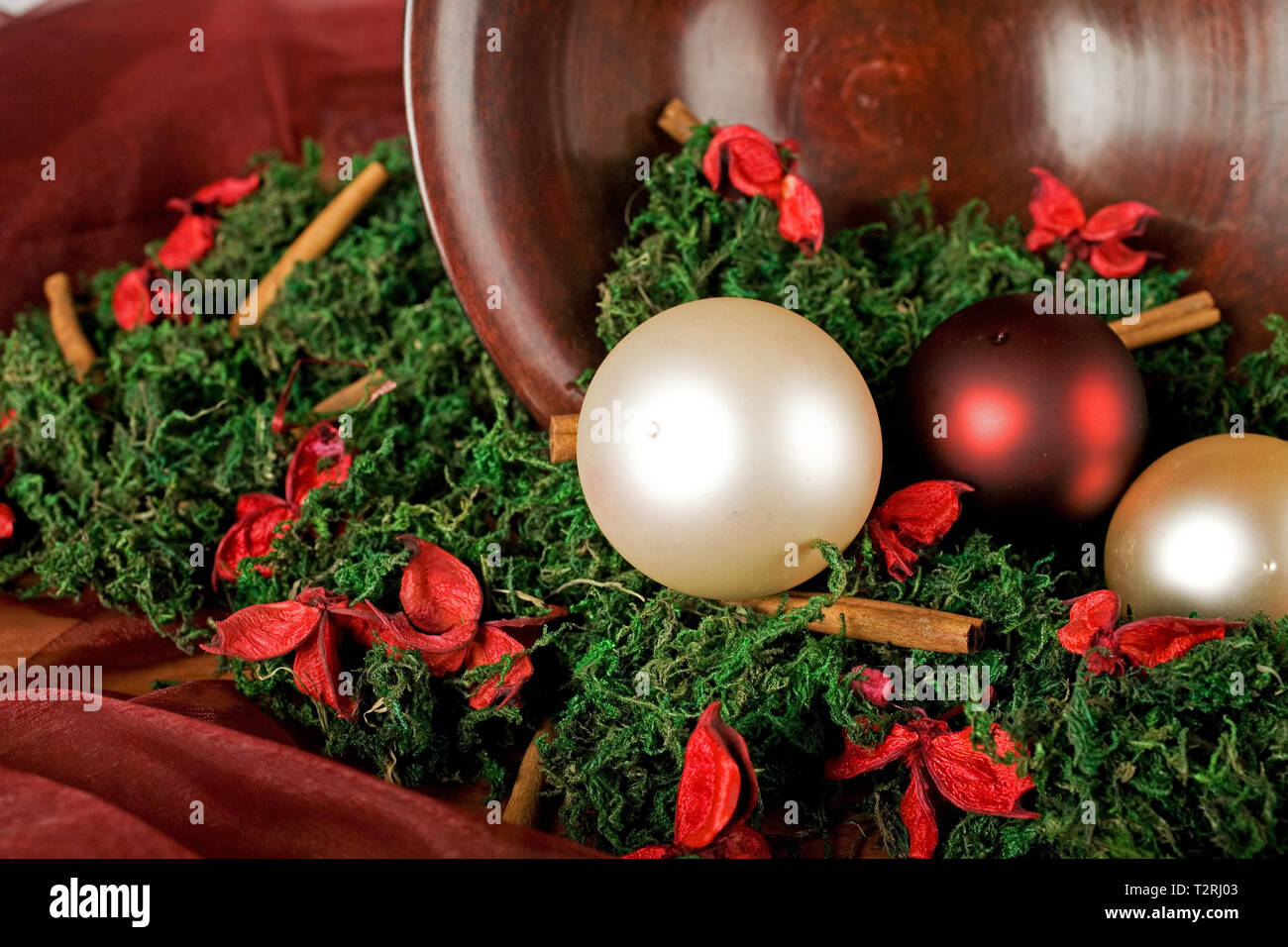 Weihnachtsdekoration mit Weihnachtskugeln und Beeren. Stockfoto