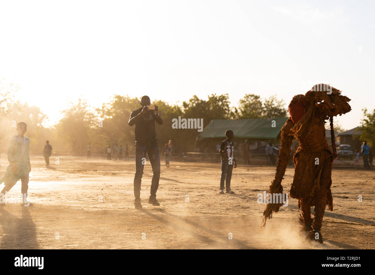 JANJANBUREH, Gambia (18/01/2019) - ein Ifangbondi Kankurang in das Festivalgelände in Janjanbureh. Die janjanbureh Kankurang Festival ist Teil der gemeinsamen Anstrengungen der EU-Treuhandfonds für Afrika und die Gambische Youth Empowerment Projekt Tourismus in Janjanbureh zu steigern. Durch Bewahrung und feiern das kulturelle Erbe der Kankurang, es schafft neue wirtschaftliche Chancen für junge gambians in Form von erhöhten Tourismus. Stockfoto