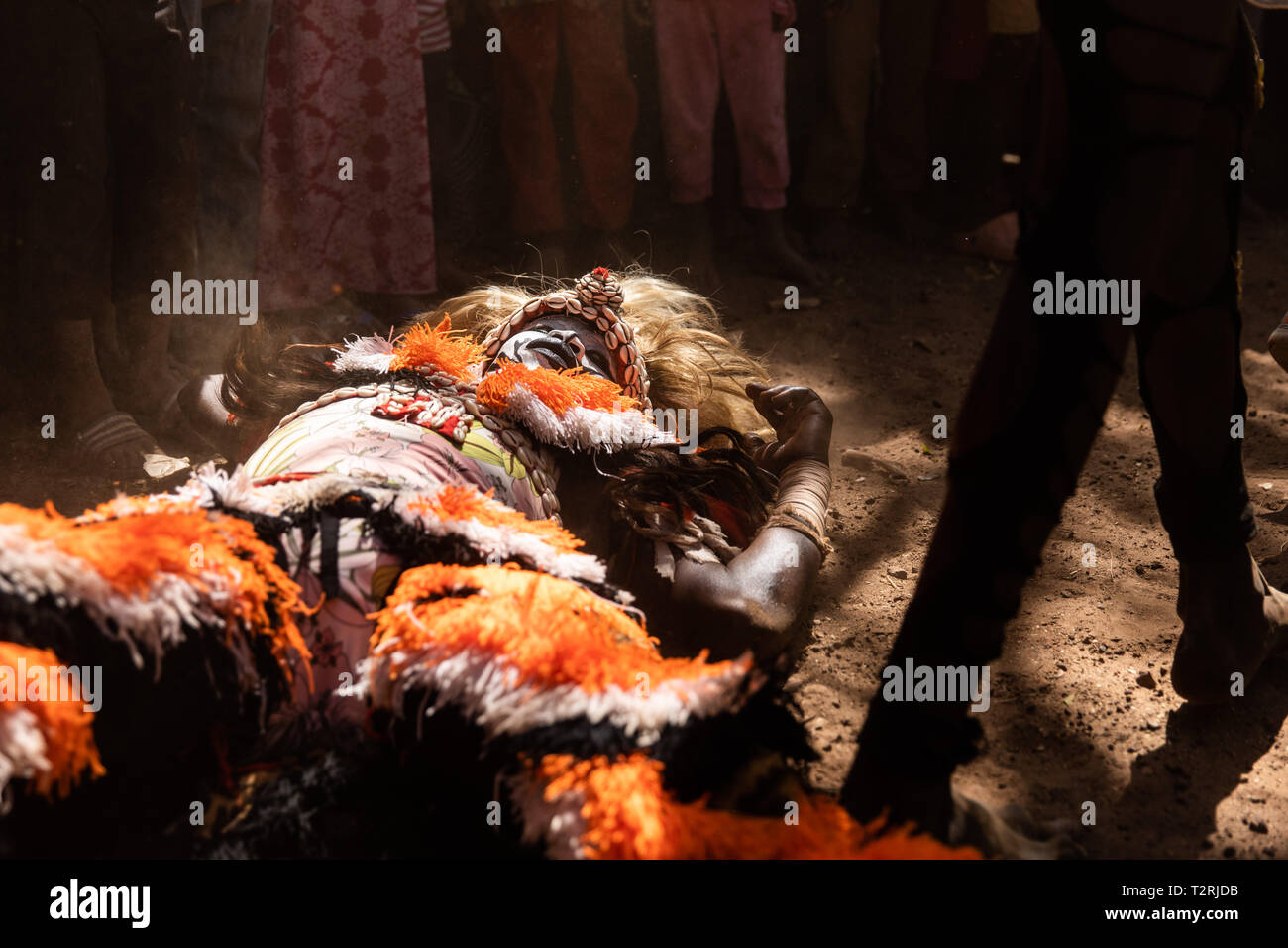JANJANBUREH, Gambia (19.01.2019) - ein Zimba bricht zusammen, nachdem Sie für Stunden in der Hitze bis 36 Grad Celsius. Die janjanbureh Kankurang Festival ist Teil der gemeinsamen Anstrengungen der EU-Treuhandfonds für Afrika und die Gambische Youth Empowerment Projekt Tourismus in Janjanbureh zu steigern. Durch Bewahrung und feiern das kulturelle Erbe der Kankurang, es schafft neue wirtschaftliche Chancen für junge gambians in Form von erhöhten Tourismus. Stockfoto