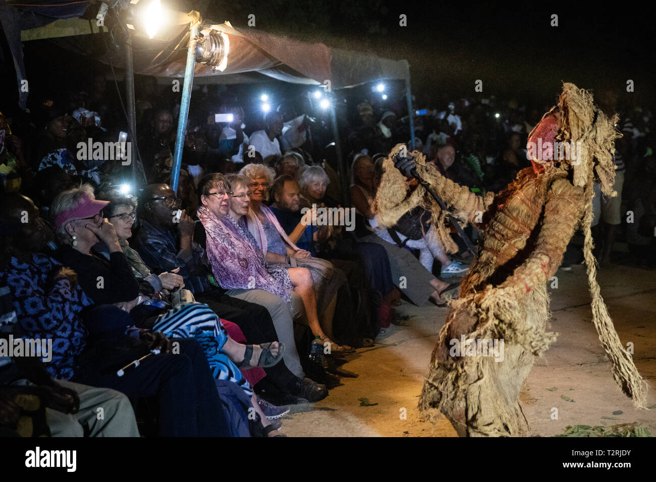 JANJANBUREH, Gambia (19/01/2019) - Ausländische Touristen ein Ifangbondi Kankurang während der janjanbureh Kankurang Festival durchführen. Die janjanbureh Kankurang Festival ist Teil der gemeinsamen Anstrengungen der EU-Treuhandfonds für Afrika und die Gambische Youth Empowerment Projekt Tourismus in Janjanbureh zu steigern. Durch Bewahrung und feiern das kulturelle Erbe der Kankurang, es schafft neue wirtschaftliche Chancen für junge gambians in Form von erhöhten Tourismus. Stockfoto