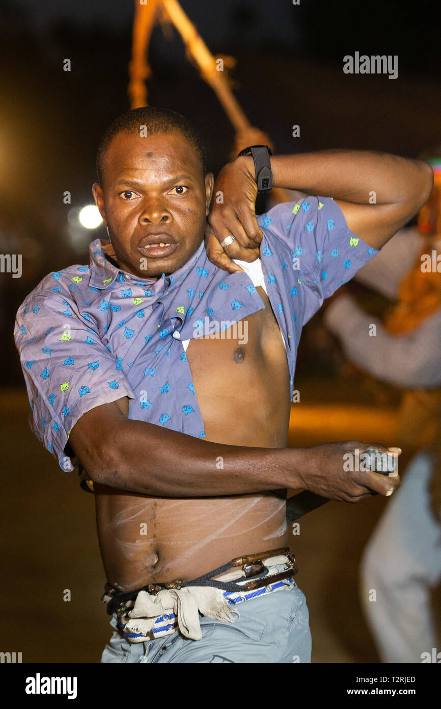 JANJANBUREH, Gambia (19.01.2019) - ein Mann, der Handlungen, die selbstgeißelung während der kankurang Festival in Janjanbureh. Die janjanbureh Kankurang Festival ist Teil der gemeinsamen Anstrengungen der EU-Treuhandfonds für Afrika und die Gambische Youth Empowerment Projekt Tourismus in Janjanbureh zu steigern. Durch Bewahrung und feiern das kulturelle Erbe der Kankurang, es schafft neue wirtschaftliche Chancen für junge gambians in Form von erhöhten Tourismus. Stockfoto