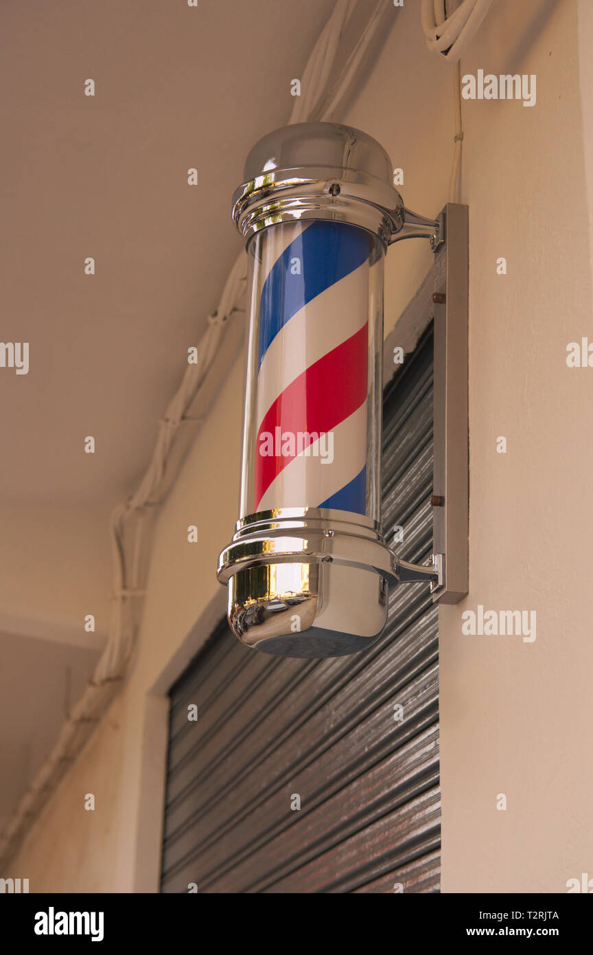 Barber Pole der weißen und roten Farben, an die Wand des barbershop oder Dorf barbershop verankert Stockfoto