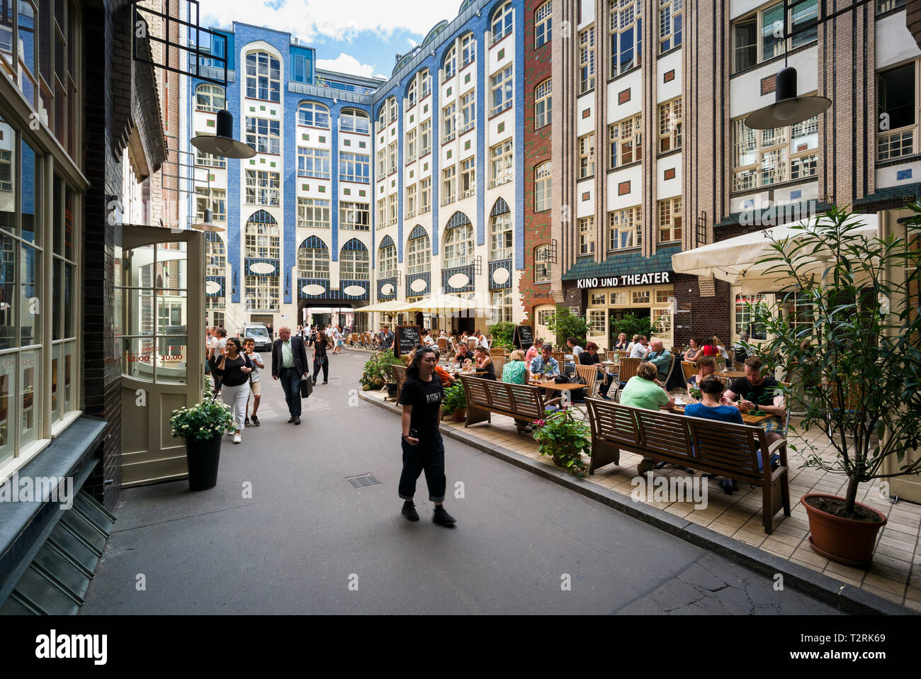 Berlin. Deutschland. Art Nouveau Architektur in die Hackeschen Höfe Hof, Hackescher Markt, Mitte. Innenhof ICH - Endellscher Hof, in dem sich das Chamäleon Stockfoto