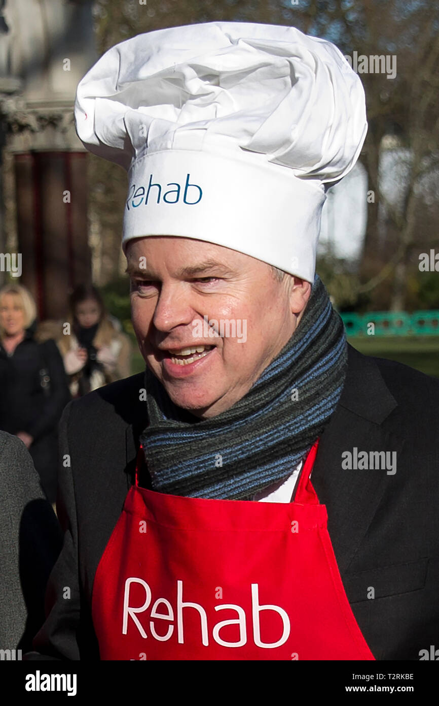 Robbie Gibb flips Pfannkuchen im Jahr 2015 parlamentarische Pancake Race in London. Gibb ist jetzt PM Theresa's Mai Direktor der Kommunikation. 17. Februar 2015. Stockfoto