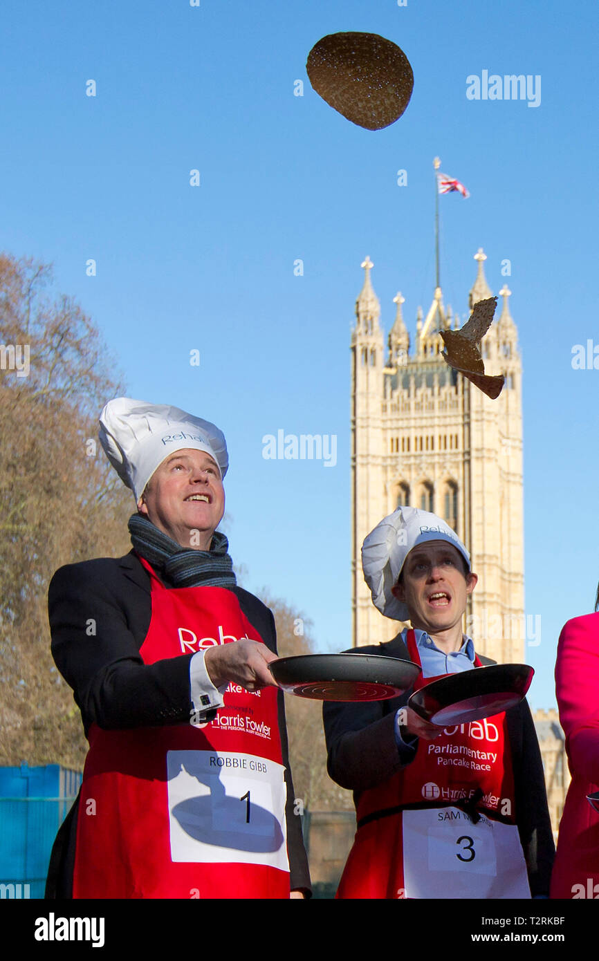 Robbie Gibb (L) dreht die 2015 parlamentarische Pfannkuchen Pfannkuchen Rennen in London. Gibb ist jetzt PM Theresa's Mai Direktor der Kommunikation. 17. Februar 2015. Stockfoto