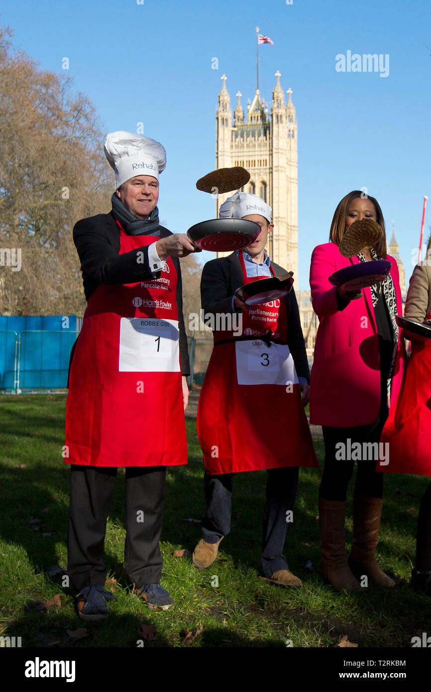 Robbie Gibb (L) dreht die 2015 parlamentarische Pfannkuchen Pfannkuchen Rennen in London. Gibb ist jetzt PM Theresa's Mai Direktor der Kommunikation. 17. Februar 2015. Stockfoto