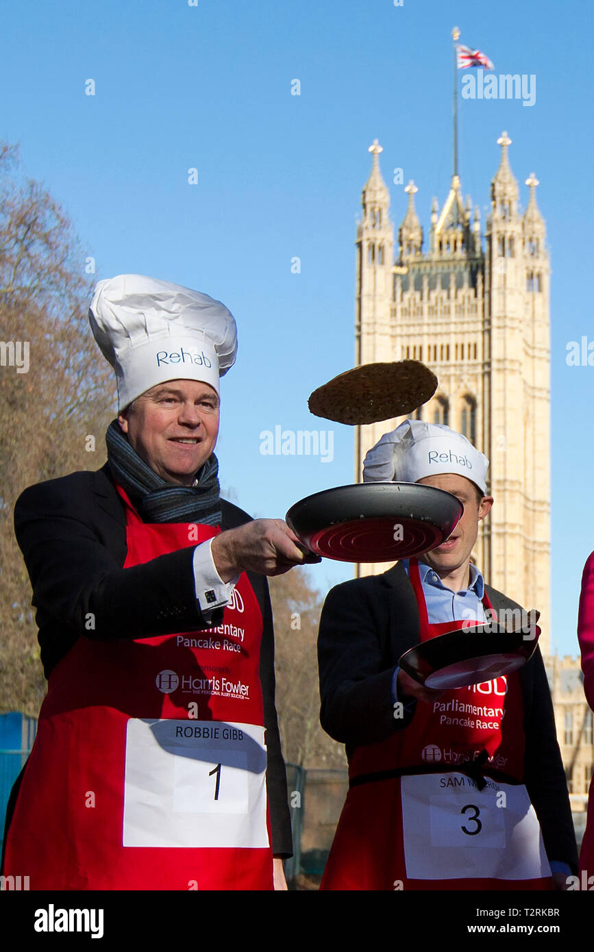 Robbie Gibb (L) dreht die 2015 parlamentarische Pfannkuchen Pfannkuchen Rennen in London. Gibb ist jetzt PM Theresa's Mai Direktor der Kommunikation. 17. Februar 2015. Stockfoto