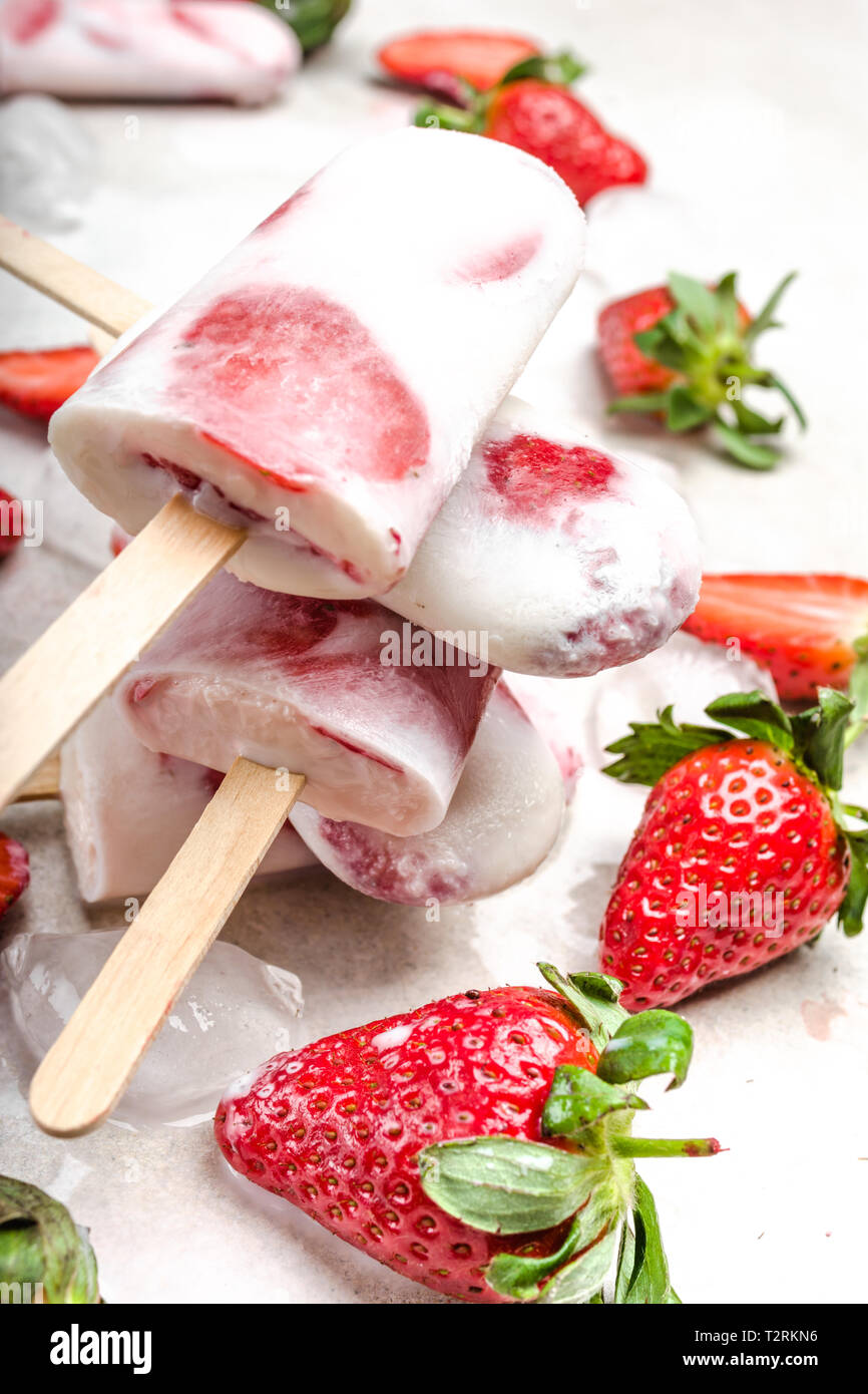 Rotes Eis Am Stiel Stockfotos und -bilder Kaufen - Alamy