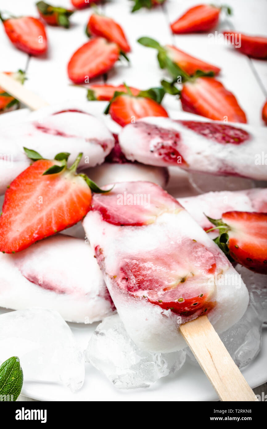 Selbstgemachte popsicle, gefrorenes Obst Eis mit Erdbeeren und Milch Stockfoto