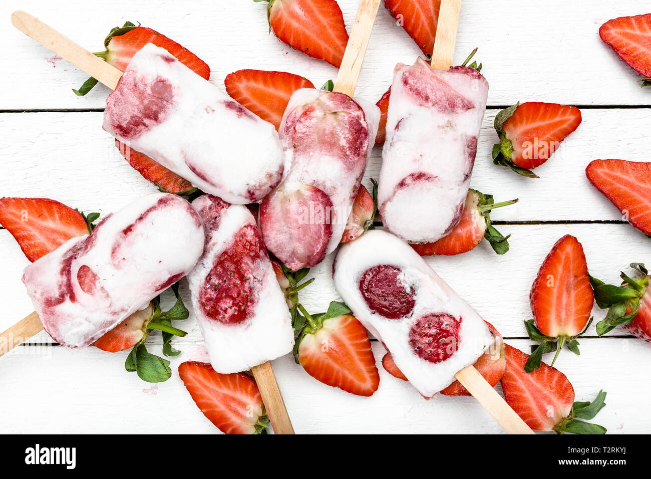Selbstgemachte popsicle, gefrorenes Obst Eis mit Erdbeeren und Milch Stockfoto