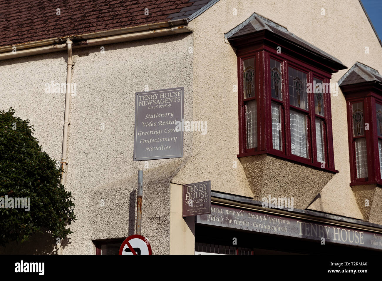 Ein Zeichen außerhalb des Tenby News Agenten in Fishguard (Abergwaun), Pembrokeshire, Wales wirbt erinnert an eine vergangene Ära, Werbung 'Video Rentals. Stockfoto