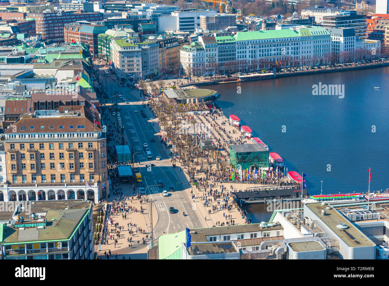 Luftaufnahme der Alster mit überfüllten Jungfernstieg in Hamburg an einem sonnigen Tag Stockfoto