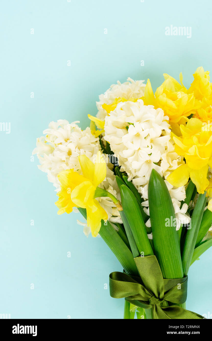 Hyazinthen und Narzissen ffresh senkt Blumenstrauß über blauer Hintergrund Stockfoto