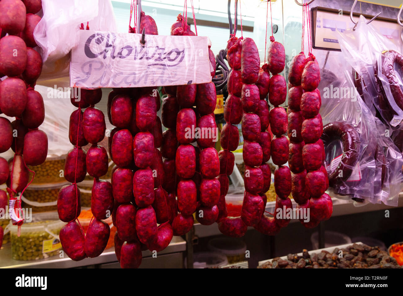 Chorizo Aufhängen zum Verkauf an einer Garküche, Mercado Central de Atarazanas Malaga, (Markthalle), Malaga, Andalusien, Spanien Stockfoto