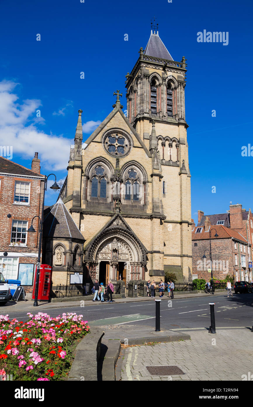 York, North Yorkshire. St Wilfrid's Katholische Kirche mit Vordergrund Blumen. Stockfoto