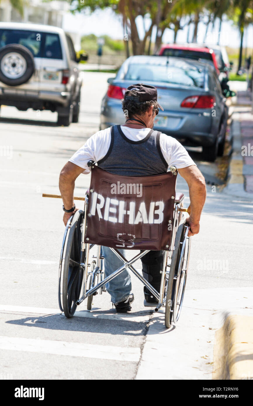 Miami Beach Florida, Männer männlich, Rollstuhl, behindert, Behinderte, spezielle Bedürfnisse, körperlich, eingeschränkt, Reha, Rehabilitation, Straße, Bürgersteig, Stockfoto