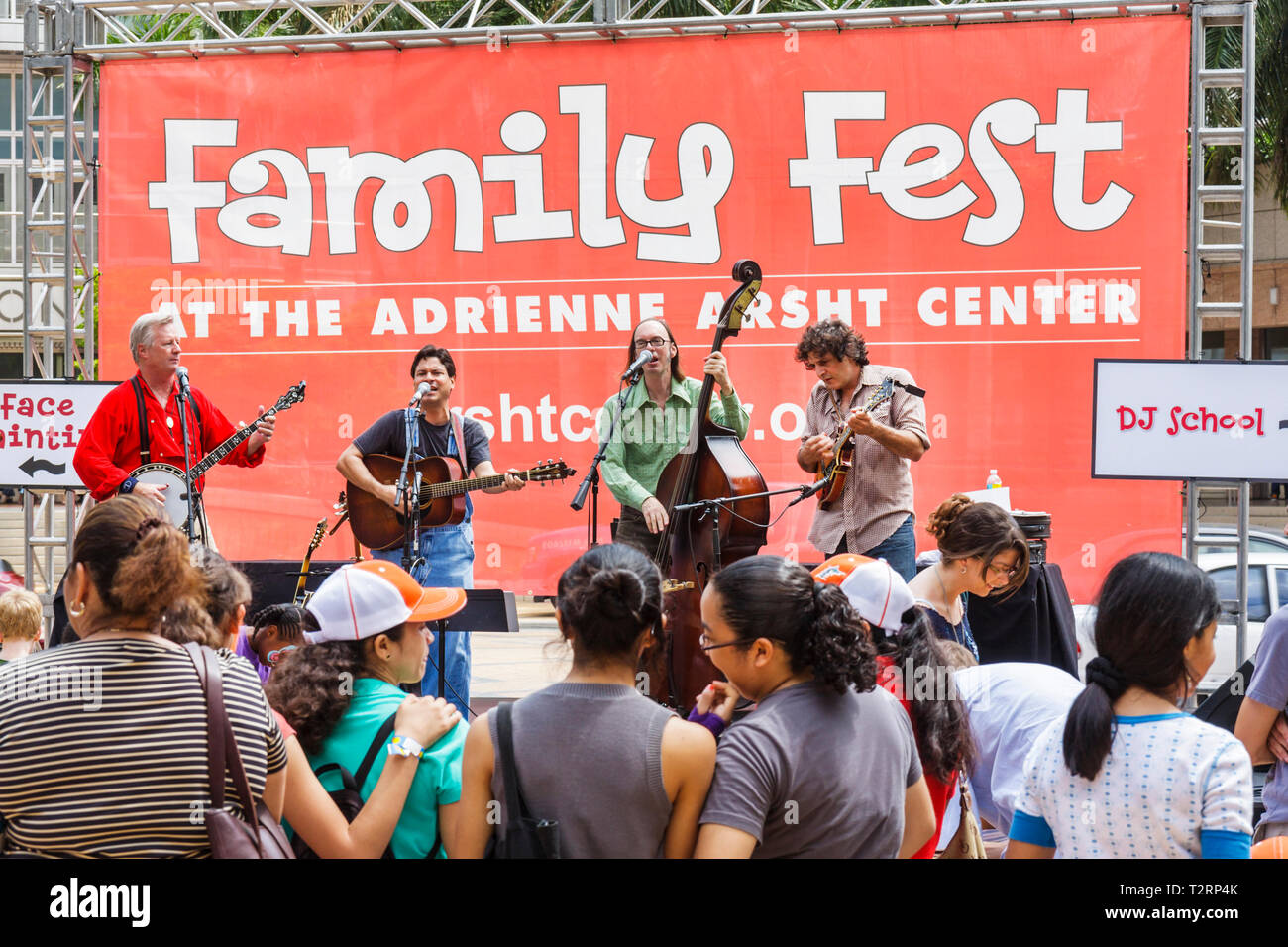 Miami Florida, Adrienne Arsht Performing Arts Center, Zentrum, Familie Familien Eltern Eltern Kinder, Fest, Bühne, Performance, Darsteller, Musik, Musik Stockfoto
