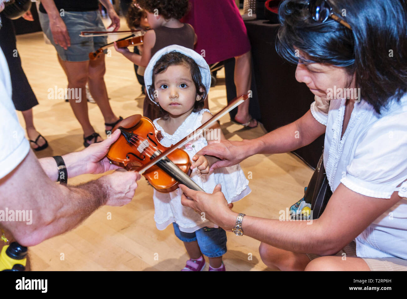 Miami Florida, Adrienne Arsht Performing Arts Center, Zentrum, Familien Eltern Eltern Kinder, Fest, Instrumentenentdecken, Musik, Hands-on, Kunst Stockfoto