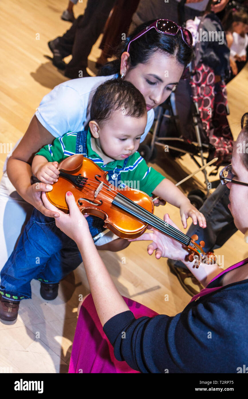 Miami Florida, Adrienne Arsht Performing Arts Center, Zentrum, Familien Eltern Eltern Kinder, Fest, Instrumentenentdecken, Musik, Hands-on, Kunst Stockfoto