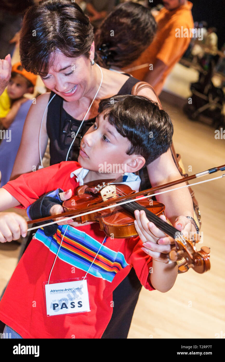 Miami Florida, Adrienne Arsht Performing Arts Center, Zentrum, Familien Eltern Eltern Kinder, Fest, Instrumentenentdecken, Musik, Hands-on, Kunst Stockfoto