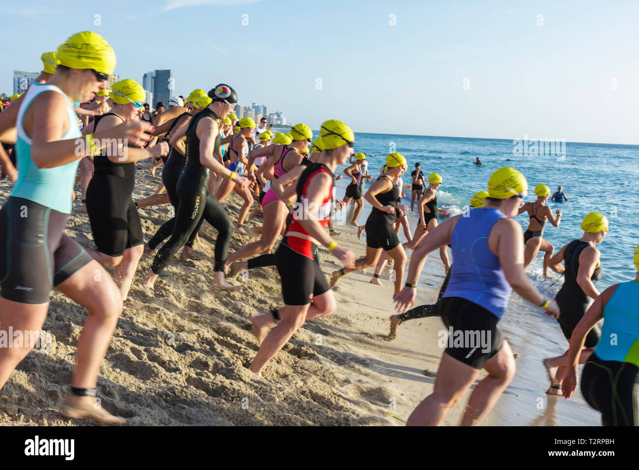 Miami Beach Florida, Nautica South Beach Triathlon, Atlantik, Wasser, Ufer, Sport, Fitness, Schwimmen Segment, Schwimmer, Athlet, Konkurrenten, Frau Frauen Stockfoto