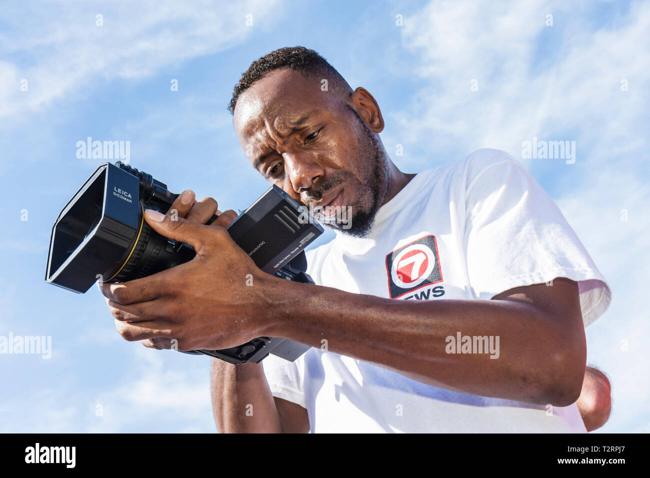 Miami Beach Florida, Lummus Park, Nautica South Beach Triathlon, Sport, Fitness, Erwachsene Erwachsene Männer Männer, Nachrichten, Medien, Video, Kamera, digital, Fernsehen, Set, j Stockfoto
