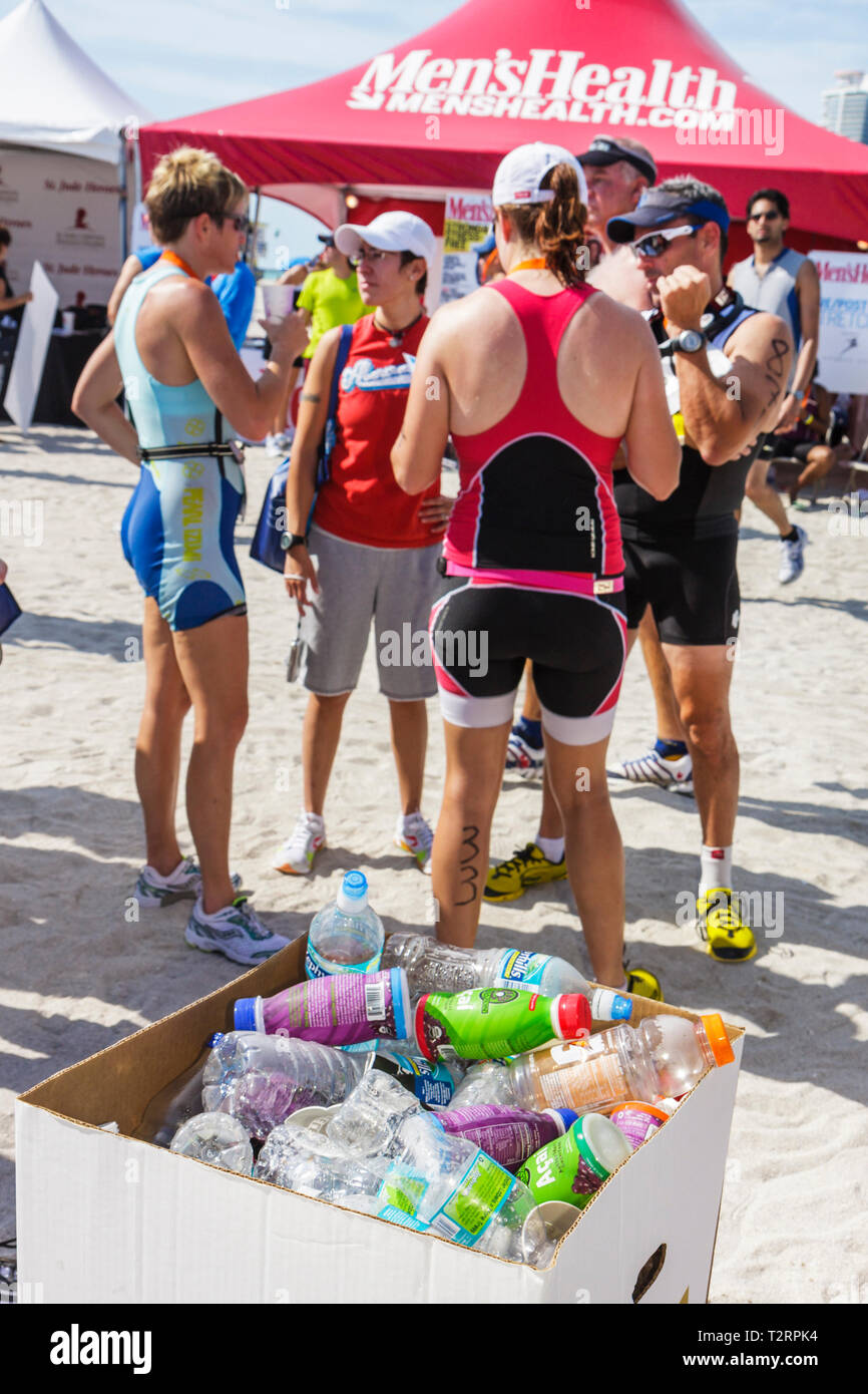 Miami Beach, Florida, Nautica South Beach Triathlon, Atlantik, Wasser, Ufer, Sport, Fitness, Post Race, Sponsor, Zelt, Männergesundheit, Zeitschrift, socializ Stockfoto