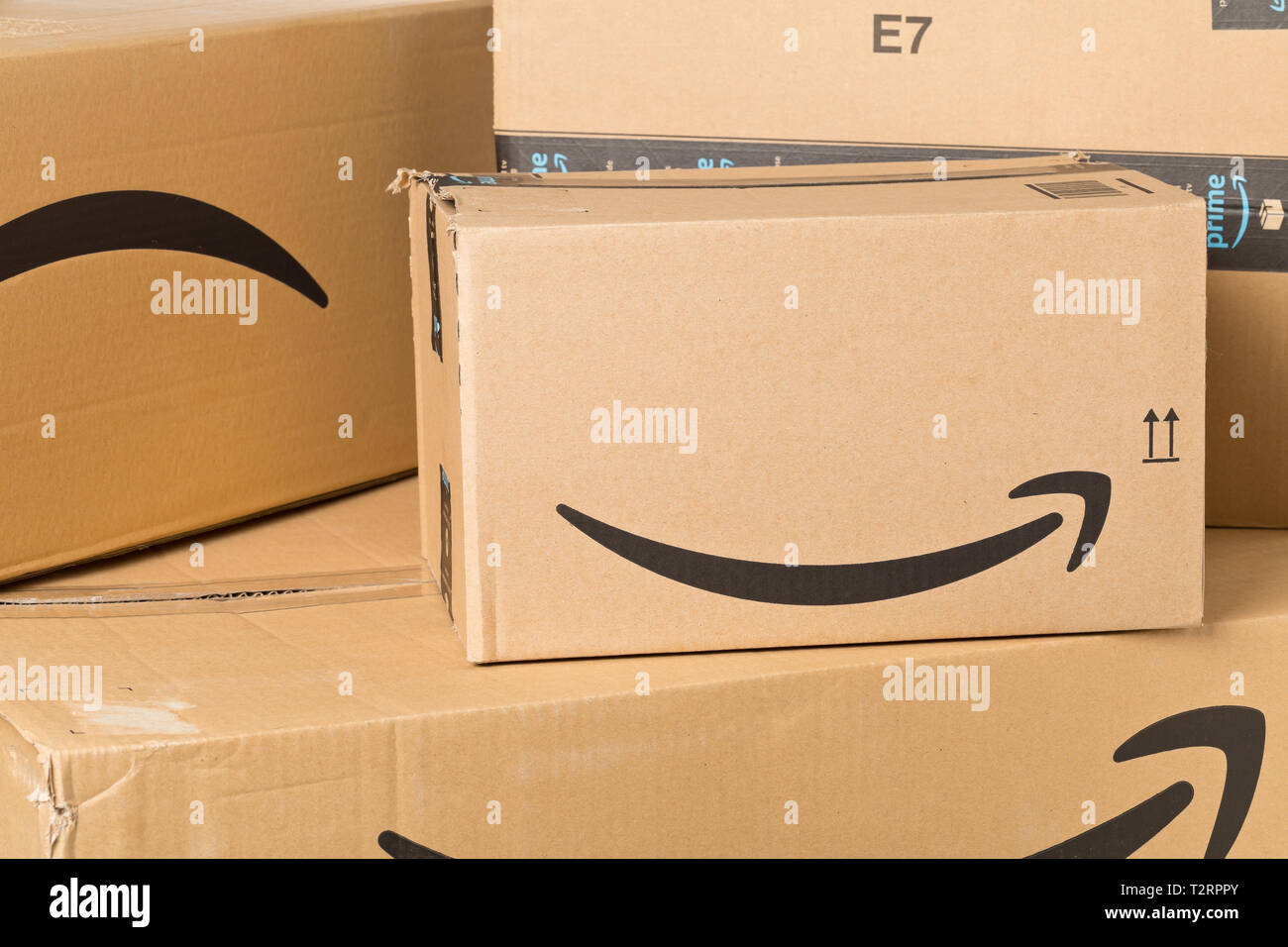 DRESDEN, Deutschland - 3. APRIL 2019: Amazon Logo auf dem Stack der gelieferten Pakete. Amazon ist ein on-line-Einzelhändler. Stockfoto