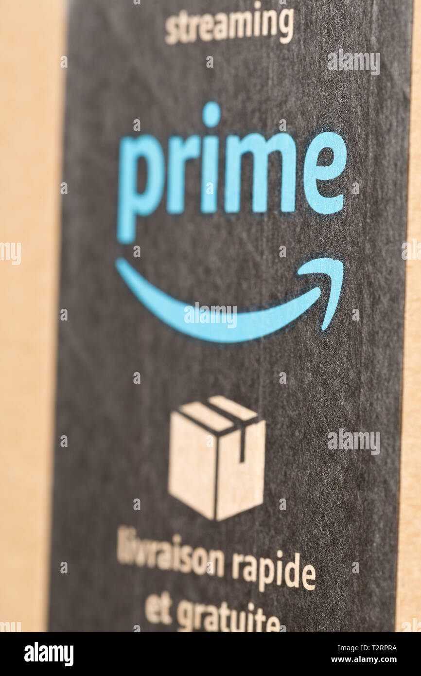 DRESDEN, Deutschland - 3. APRIL 2019: In der Nähe von Amazon Prime Logo auf  dem Band der gelieferten Paket. Prime ist ein Service der Online-händler  Amazon angeboten für Stockfotografie - Alamy