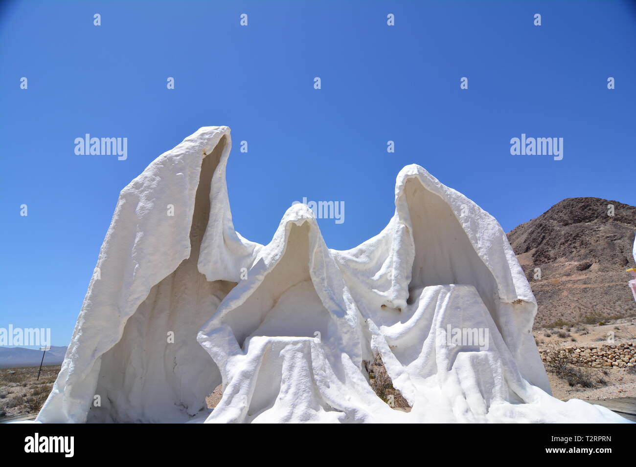 Geisterskulptur, beeinflusst von Leonardo Da Vincis „das letzte Abendmahl“ und geschaffen vom polnischen Bildhauer Albert Szukalski. Rhyolite Ghost Town in Nevada Stockfoto