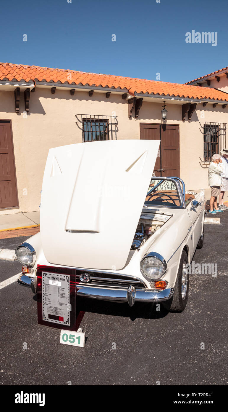 Naples, Florida, USA - März 23,2019: Weiß 1966 Sunbeam Tiger Sportwagen auf der 32. jährlichen Neapel Depot Classic Car Show in Naples, Florida. Editori Stockfoto