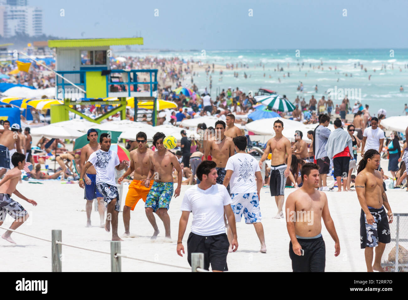 Miami Beach Florida, Atlantik, Wasser, Ufer, Frühlingsferien, Männer, junge Erwachsene, Badeanzüge, überfüllt, Surfen, Studenten Fußballspiel, spielen, Rettungsschwimmer st Stockfoto
