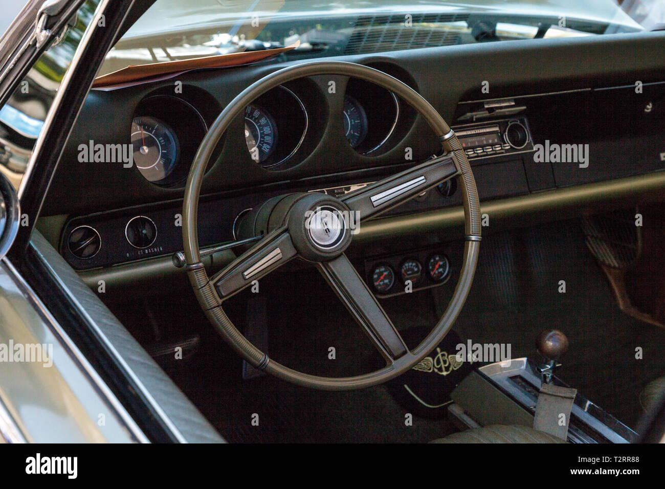 Naples, Florida, USA - März 23,2019: Grün 1969 Oldsmobile Cutlass 442 auf der 32. jährlichen Neapel Depot Classic Car Show in Naples, Florida. Leitartikel Stockfoto